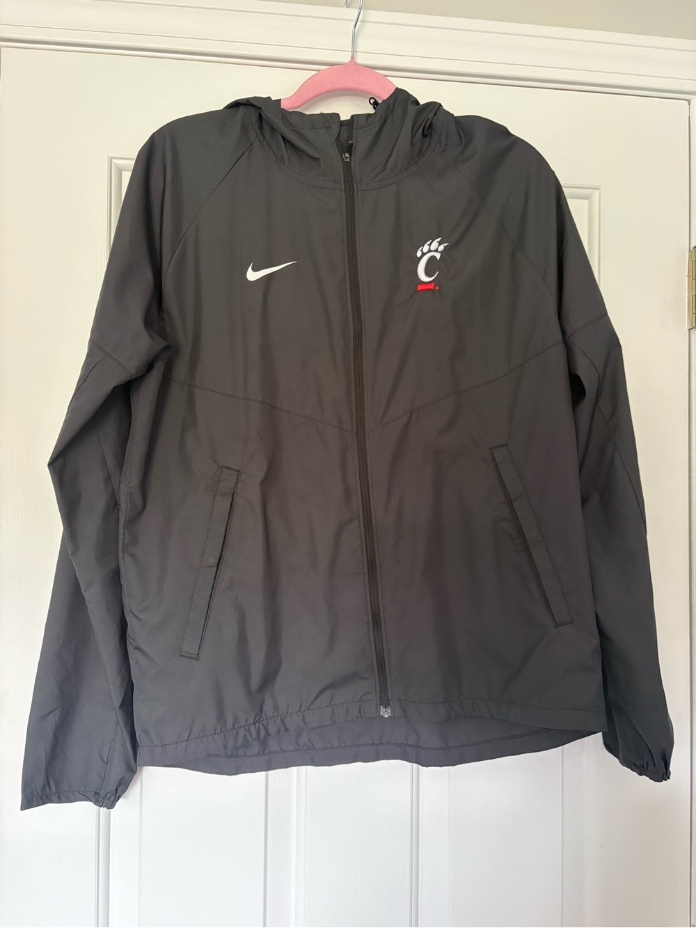 Nike Men’s Gray Hooded Windbreaker Jacket with Cincinnati Bearcats Logo